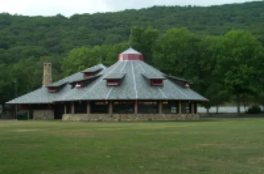 Overlook Lodge and Stone Cottages at Bear Mountain Hotel a 