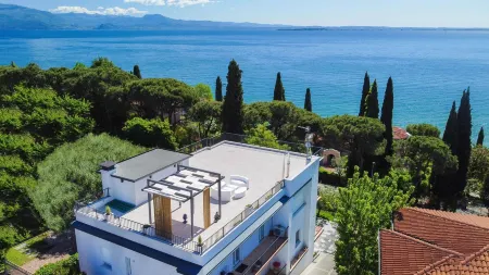 Soleblu Appartamento 03 Отели в г. Padenghe sul Garda