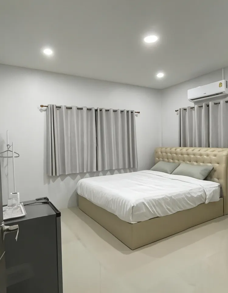 ห้องเตียงใหญ่ พร้อมห้องน้ำส่วนตัว