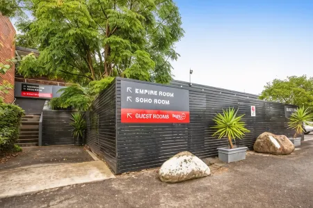 Nightcap at Manhattan Hotel Отели рядом с достопримечательностью «оз. Рингвуд»