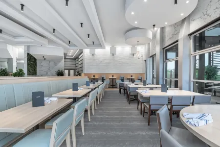 Sandman Signature Toronto Airport Hotel Отели рядом с достопримечательностью «BAPS Shri Swaminarayan Mandir»