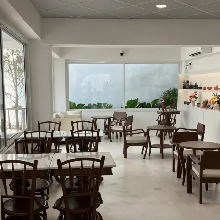 VELA Korat Hotel & Cafe' Отели рядом с достопримечательностью «Храм Пхайап»