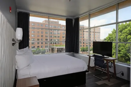 Days Inn & Suites by Wyndham Milwaukee