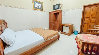 Hotel Shinta 2 near Alun Alun Kertosono Hotel dekat Stadion Olahraga Tembarak