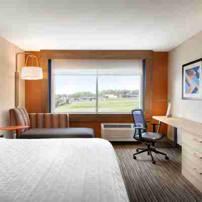 Holiday Inn Express & Suites FINDLAY NORTH by IHG Rooms