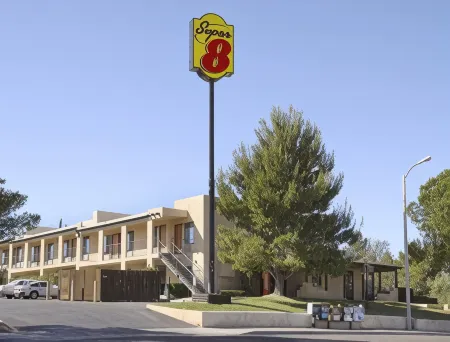 Super 8 by Wyndham Barstow Отели рядом с достопримечательностью «Аутлетс эт Барстоу»