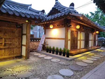Jeonju Pungnamheon Hanok Stay Отели рядом с достопримечательностью «Hanbyeokdang Pavillion»