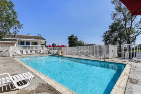 Super 8 by Wyndham Livermore Отели в г. Ливермор