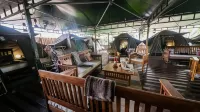 Tree Top Village Urban Glamping - Hostels