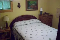 Sanitized! Creekside Cottage sits over Creek  Woods, Looking into Park!  Pets OK