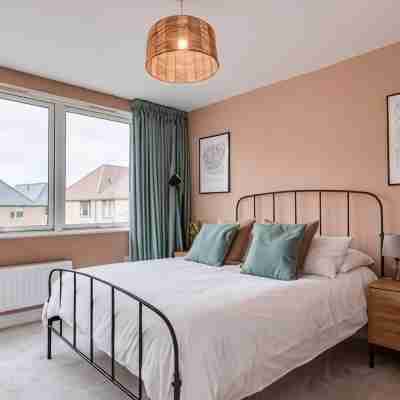 Family-friendly Getaway - Garden Parking Sleeps 7 Rooms