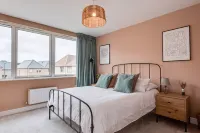 Family-friendly Getaway - Garden Parking Sleeps 7