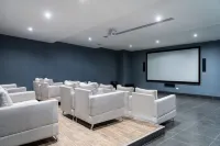 City Escape with Pool, Gym & Spa - Homestays
