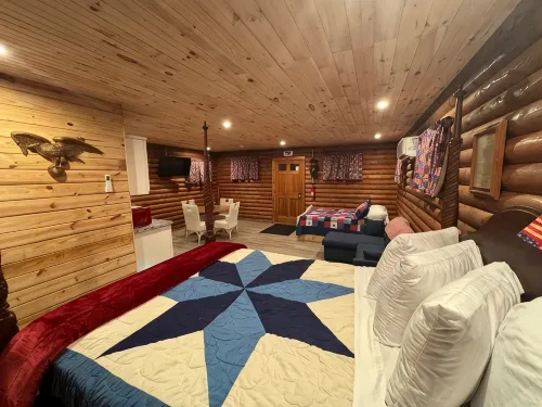 Nice log cabin on back country road with peace, quiet and the amenities of home