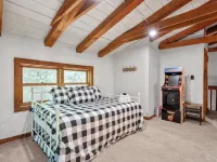 Outdoors Sleeps7 Family Getaway Fun Arcade Hotels in Hocking County