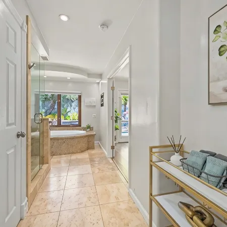 Charming Coastal Escape: Resort-Style Walk-in Spa
