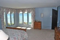 Lake Front Cottage on the north shore of Lake Charlevoix - Country Houses