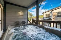 Modern 5 bedroom cabin, close-Dollywood, game room