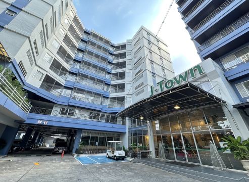 J Town Serviced Apartments&Hotel Hotels in Si Racha
