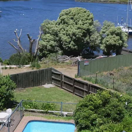 Waterfront Lodge Motel