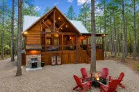 Just Chillin' - Romantic 💑Luxury, Arcade, Outdoor Amenities, Hot Tub🌲🌊🔥 - Romantic