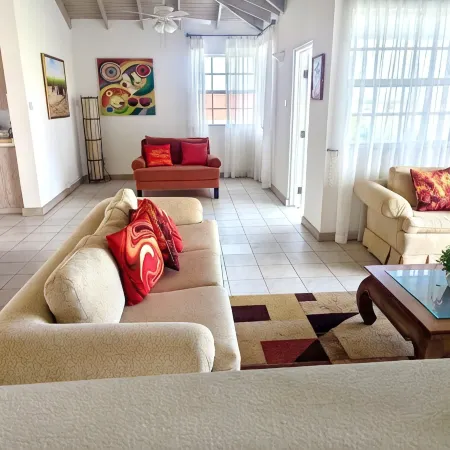 Delightful-3 bedroom with AC and Wifi near Oistins, St Lawrence Gap