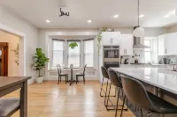 Denver Luxury Dream Home + HOT TUB + Private Yard - Bungalows