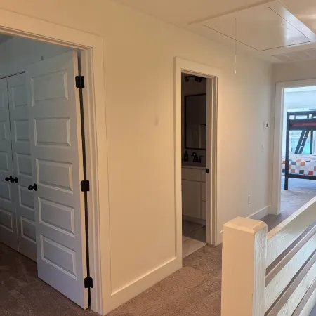 9-Min to Auburn University - Beautiful NEW Townhome Sleeps 9 + Garage