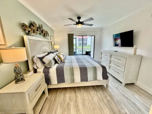 Sandy Feet Retreat Unit 108 at Runaway Bay.  1 min walk to beach. - 4-Star