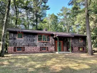NEW! Charming 3BR/2BA Lake House in the Woods of the desirable Black River area - 4 ดาว