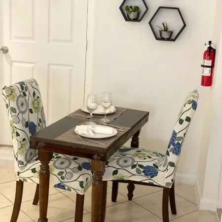Chic studio A/C and WiFi in delightful Pompano Beach only 3 miles to the beach