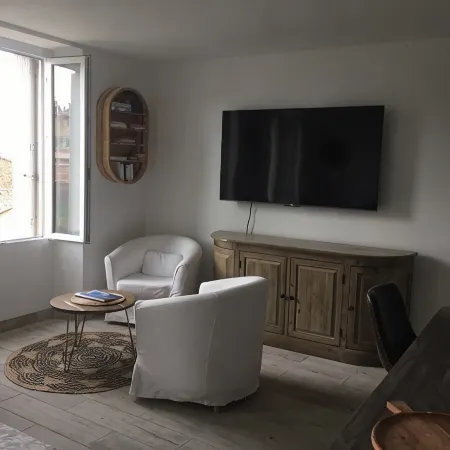 Loft Charmant Dans les Quartiers Provençaux de Cogolin Отели в г. Коголен