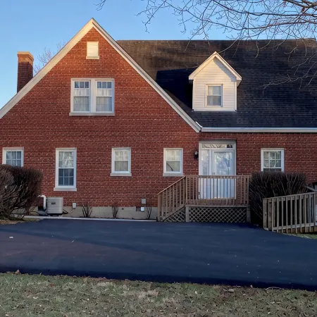 Charming 4-bedroom cottage with WiFi, AC in brilliant Munfordville