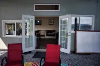 Amazing Views, Private, Spacious, Waterfront with Fire Table, Luxury Furniture.