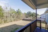 Welcome to the Sweet Life! 1 mile from downtown PC and white sand beaches!