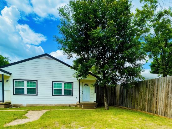 Cozy 2-bedroom townhome in charming Dallas with WiFi, AC