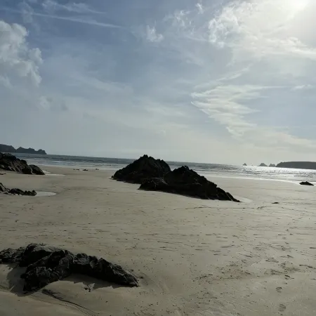 Maison Entourée dun Jardin Fleuri Près de la Plage du Goulien,petite vue mer