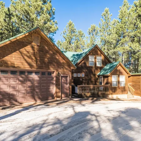 Retreat on the Green, Great Outdoor Space, Close to Bike Trails - Sleeps 8-12