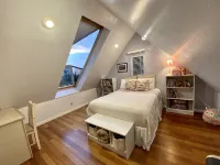 Family-friendly summer vacation home with big hot tub 2 blocks from beach. - مطابخ