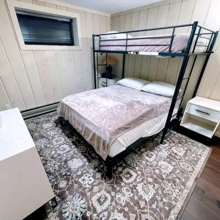 2Br 1BA - MT Snow, Ski Back Trail, Free Shuttle, Pool, BBQ - Green Mountain Den