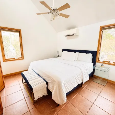 Seabreeze #4: Charming Cottage Footsteps to the Beach