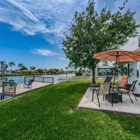 Serene Lakefront home in Tampa Bay, close to beaches and downtown Tarpon Springs