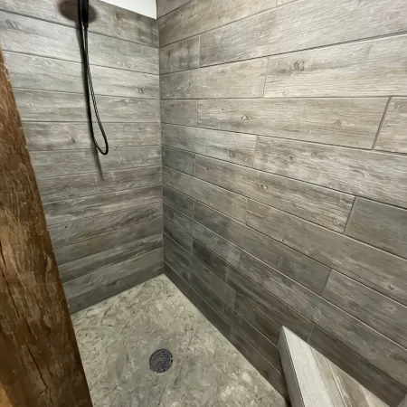 Barn by The Creek- Barn turned bnb in Eminence; sleeps 10 Hoteles en Condado de Shannon