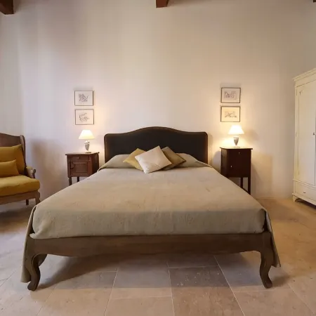 Magnificent apartment on Place aux Herbes- 16th century building