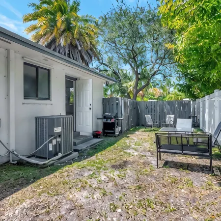 Spacious and Bright 2bed, washer/dryer, back yard