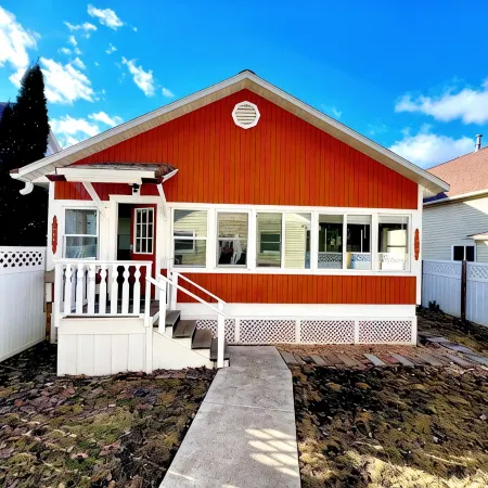 The Tangerine Terrace - Charming 4-bedroom house in Red Wing with two king beds