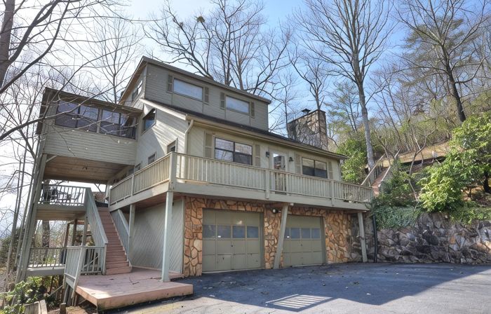 5-Star Home with Long Range View, Paved to the Door Accomodates 5 Large Vehicles