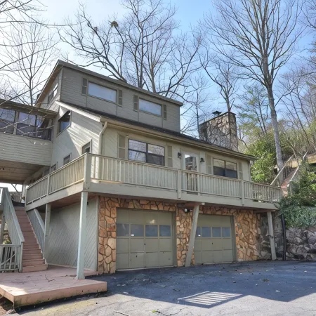 5-Star Home with Long Range View, Paved to the Door Accomodates 5 Large Vehicles