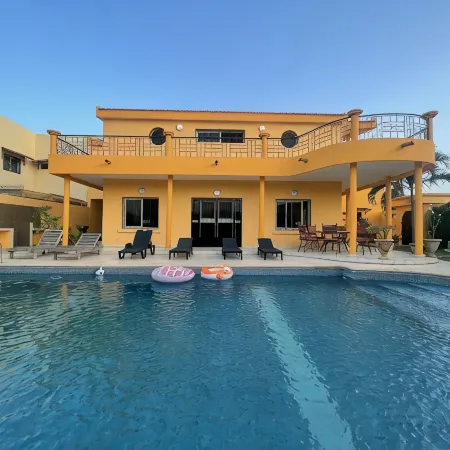 In Saly on the small coast house of 450 m2, with 5 bedrooms and private pool