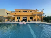 In Saly on the small coast house of 450 m2, with 5 bedrooms and private pool - Villas